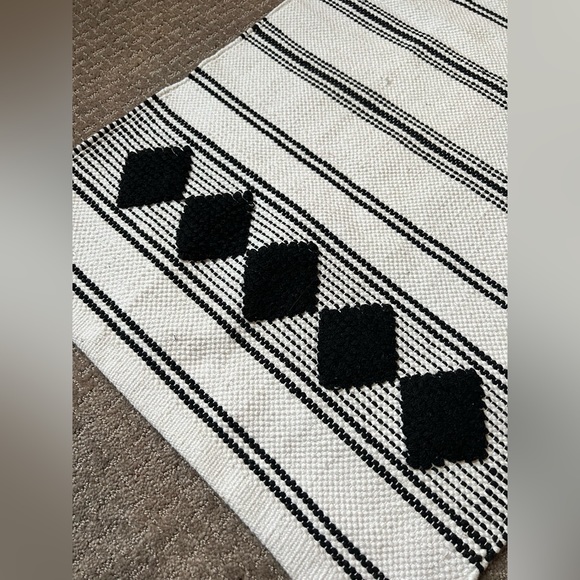 Caravan woven black and white rug - Picture 4 of 8